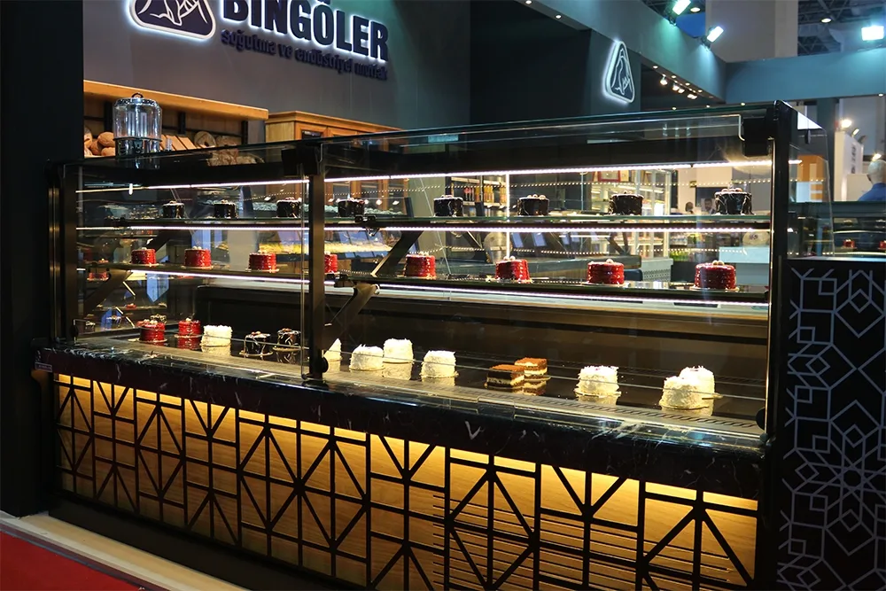 Bingöler fuar standında ışıklı, geometrik desenli kaideli pasta vitrini